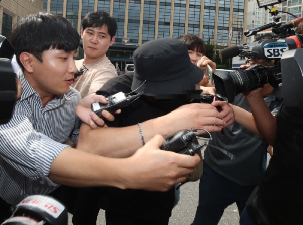 홍대 일본여성 폭행 사건의 가해자 A씨가 경찰에 출석했다. [사진 = 연합뉴스]