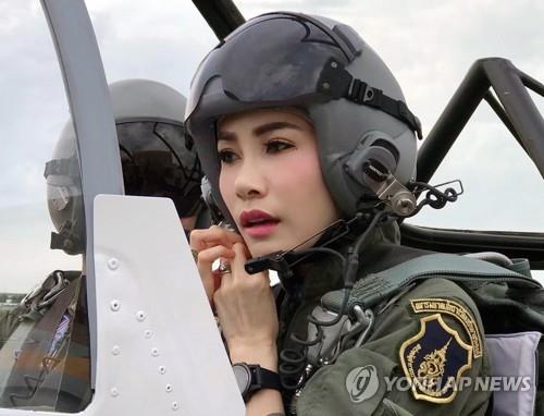 태국 국왕의 배우자인 시니낫 웡와치라파크디가 전투복을 입고 비행기 조종석에 앉아 헬멧 끈을 조이고 있다 [EPA=연합뉴스]