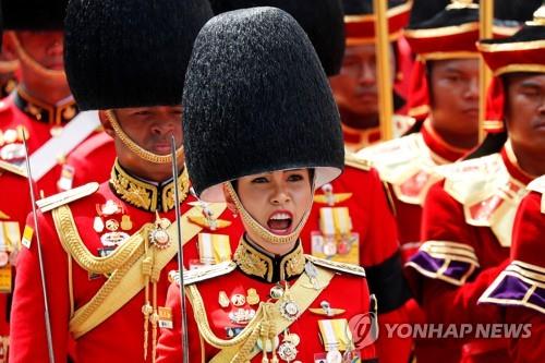 태국 국왕의 배우자인 시니낫 웡와치라파크디가 2017년 10월 서거한 아둔야뎃 전 국왕의 장례식에서 군을 지휘하고 있다. [로이터=연합뉴스]