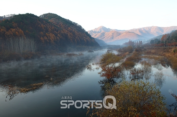 진안 용담호 근처 월평교 밑 강에 아침 물안개가 피어오르고 있다.