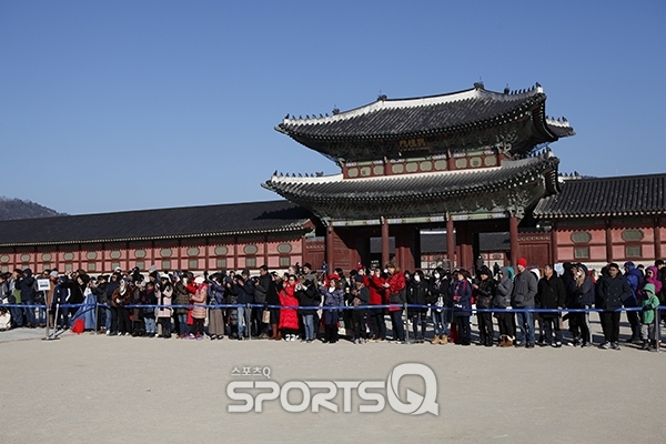 20일 오전 10시 광화문 수문장 교대의식이 진행되는 동안 중국인등 해외에서 온 관광객들이 진지하게 행사를 지켜보고 있다.