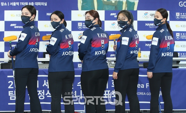 선수들의 의견을 반영해 새로 디자인한 유니폼을 입고 포즈를 취하고 있는 '팀 킴' 선수들.