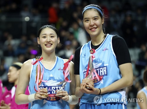 박지수(오른쪽)의 뒤를 이어 WNBA 진출을 노리는 강이슬. [사진=연합뉴스]