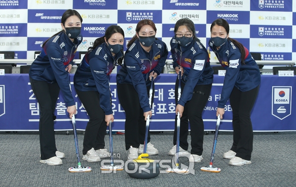 더욱 단단해진 김은정(오른쪽부터)은 김선영, 김영미, 김경애, 김초희와 여전한 호흡을 바탕으로 2022 베이징 동계올림픽 진출권 획득에 나선다.