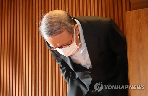홍원식 회장이 눈물로 사과했다. [사진=연합뉴스]