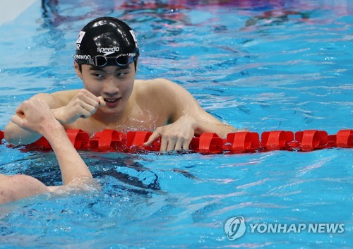 황선우는 한국 신기록을 쓰며 수영 남자 200m 예선을 전체 1위로 통과했다. [사진=연합뉴스]