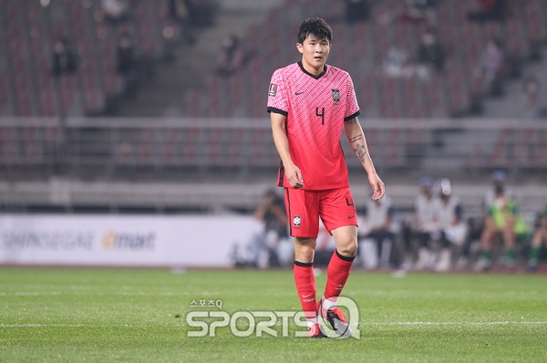 오랜만에 국가대표팀에 합류한 김민재(왼쪽)가 클래스를 입증했다.