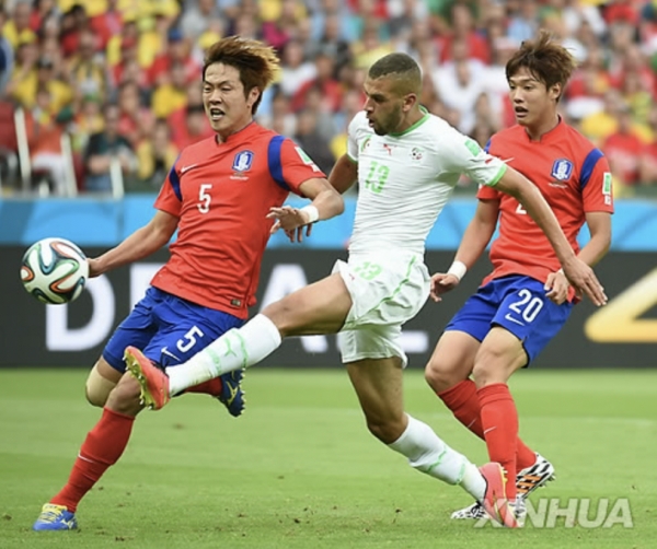 김영권과 홍정호는 2014 브라질 월드컵 당시 주전 센터백으로 호흡을 맞췄다. [사진=신화/연합뉴스]