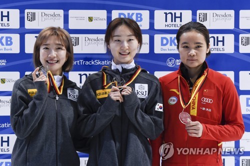 1500m 메달리스트. 노아름(왼쪽부터), 최민정, 한위퉁(중국). [사진=AP/연합뉴스]