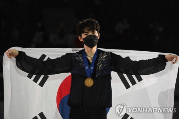 베이징 동계올림픽을 앞두고 4대륙선수권대회에서 금메달을 목에 건 차준환. [사진=AFP/연합뉴스]