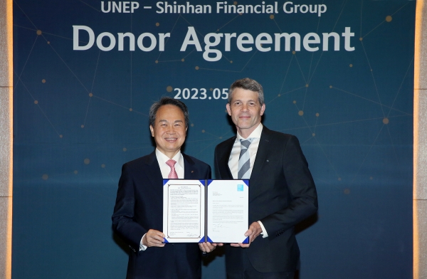 진옥동 신한금융그룹 회장(왼쪽부터), 에릭 어셔(Eric Usher) UNEP FI 사무총장 [사진=신한금융그룹 제공]