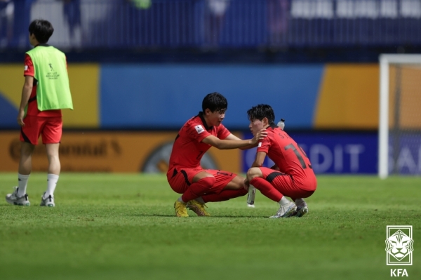 한국 선수들이 2일 태국 빠툼타니에서 열린 아시아축구연맹(AFC) U-17 아시안컵 결승에서 일본에 0-3으로 진 뒤 아쉬워하고 있다. [사진=KFA]