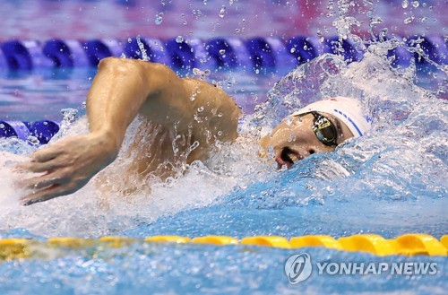 이호준이 24일 일본 후쿠오카 마린 메세 후쿠오카홀에서 열린 2023세계수영선수권 남자 자유형 200m 준결승에서 역영하고 있다. [사진=연합뉴스]