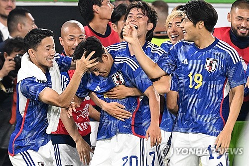 10일 독일과의 평가전에서 득점하고 기뻐하는 일본 선수들. [사진=EPA/연합뉴스]
