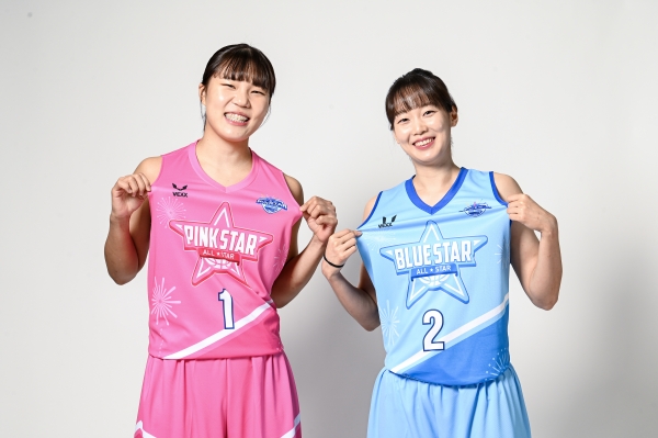 박지현(왼쪽)과 신지현이 올스타 유니폼을 입고 사진 촬영을 하고 있다. [사진=WKBL 제공]