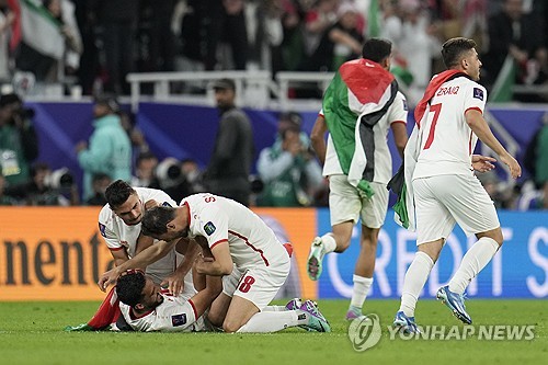 요르단 선수들이 아시안컵 준결승에서 한국을 꺾고 기뻐하고 있다. [사진=AP/연합뉴스]