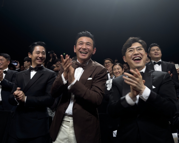 ‘베테랑2’ 칸 영화제 10분간 기립 박수... 한국 개봉 언제?