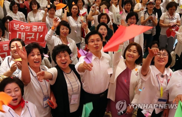 여성 당원들과 희망의 종이비행기 날리는 황교안 대표 [사진 = 연합뉴스]