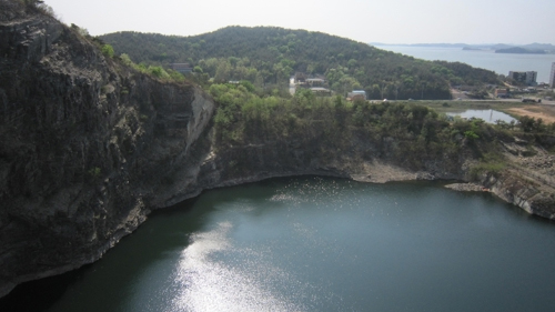 대부광산 퇴적암층의 호수. [사진=안산시]