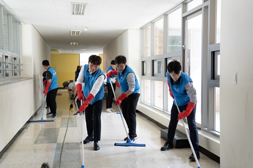 언남초등학교 청소를 돕는 한국콜마 임직원 [사진=한국콜마 제공]