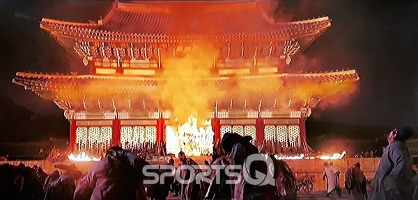 영화 '창궐'에서 인정전이 불타는 장면.