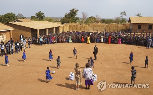 아프리카 말라위에서 축구하는 아이들. [사진=AP/연합뉴스]