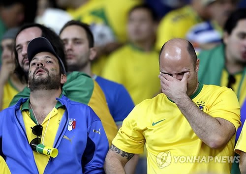 2014 FIFA 브라질 월드컵 4강전에서 브라질이 독일에 1-7로 패하자 자국 팬들이 울음을 터뜨리고 있다. [사진=연합뉴스]