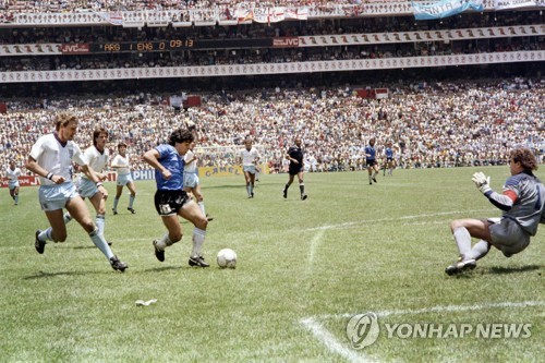 1986년 세기의 골을 넣고 있는 마라도나(가운데). 골든볼을 수상한 마라도나의 활약 속 아르헨티나는 월드컵을 들어올렸다. [사진=AP/연합뉴스]