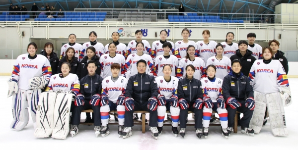 U-18 여자대표팀과 조수지 대외협력관(위에서 두번째 줄, 왼쪽에서 두번째)