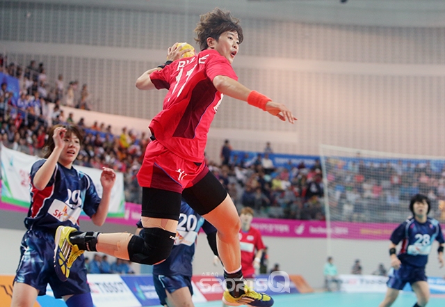 [인천=스포츠Q 최대성 기자] 류은희가 1일 인천 선학핸드볼경기장에서 열린 인천 아시안게임 여자 핸드볼 일본과 결승전에서 수비를 따돌리고 점프슛을 시도하고 있다.