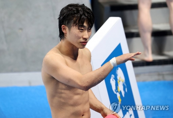우하람이 3일 2020 도쿄올림픽 다이빙 남자 3m 스프링보드 결승을 마친 뒤 경기장을 빠져나오고 있다. [사진=연합뉴스]<br>