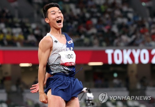 우상혁은 높이뛰기 남자 4위로 아쉽게 메달을 놓쳤지만 미소를 잃지 않았다. [사진=연합뉴스]