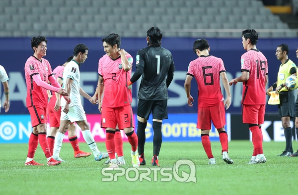 한국이 이라크와 최종예선 첫 경기에서 득점 없이 비겼다.