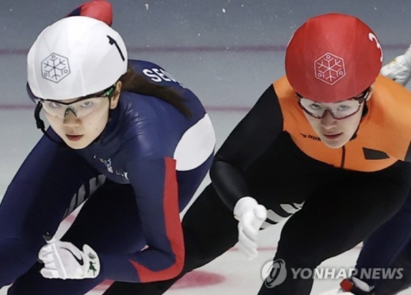 베이징 올림픽 국가대표 자격을 따냈던 5인방 중 심석희는 논란으로, 김지유(오른쪽)은 부상으로 중도 하차한 상황. 둘은 마지막까지 올림픽 출전을 희망하고 있다. [사진=연합뉴스]