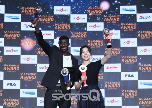 양효진(오른쪽)과 케이타가 V리그 MVP를 차지했다.