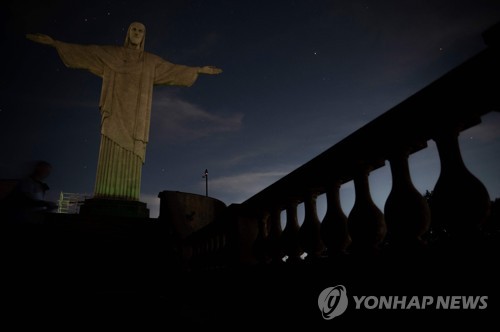 지난 22일 리우데자네이루에 있는 그리스도상 조명이 꺼졌다. 인종차별 행위를 당한 비니시우스와 연대한다는 의미다. [사진=AFP/연합뉴스]