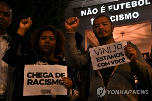 브라질 상파울루 스페인 영사관 밖에서는 비니시우스가 겪은 인종차별에 항의하는 시위가 열리고 있다. [사진=AFP/연합뉴스]