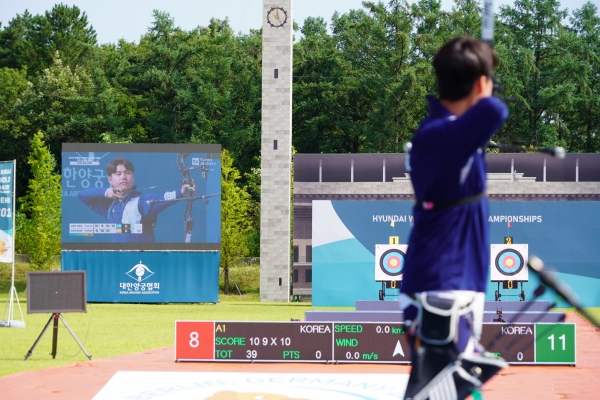 양궁 국가대표 이우석이 지난 달 2차 스페셜 매치에서 경기를 치르는 모습. [사진=대한양궁협회]