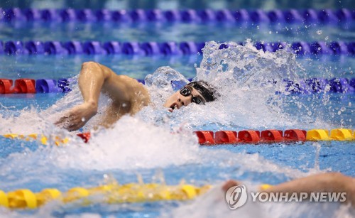 황선우가 25일 일본 후쿠오카 마린 메세 후쿠오카홀에서 열린 2023세계수영선수권 남자 200m 자유형 결승에서 역영하고 있다. [사진=연합뉴스]