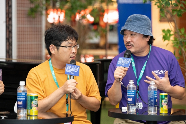 '수카바티'의 선호빈(왼쪽), 나바루 감독이 15일 스페셜 토크에서 얘기를 하고 있다. [사진=DMZ국제다큐멘터리영화제]