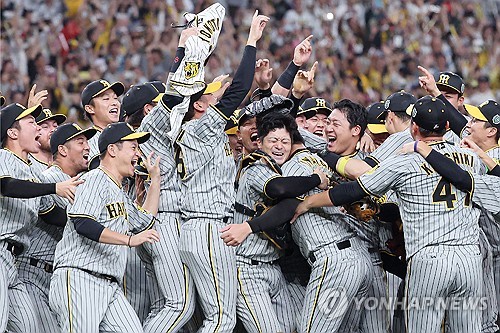 한신 타이거스의 일본시리즈 우승 순간. [사진=AFP/연합뉴스]